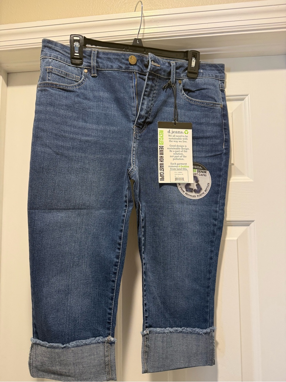d. jeans Women's Medium Blue Cropped Roll-Cuff Capri Jeans